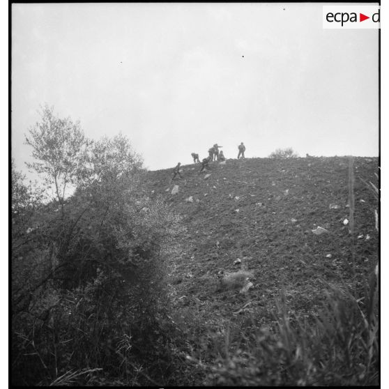 Progression du 9e RZ (régiment de zouaves) sur une montagne en Kabylie.