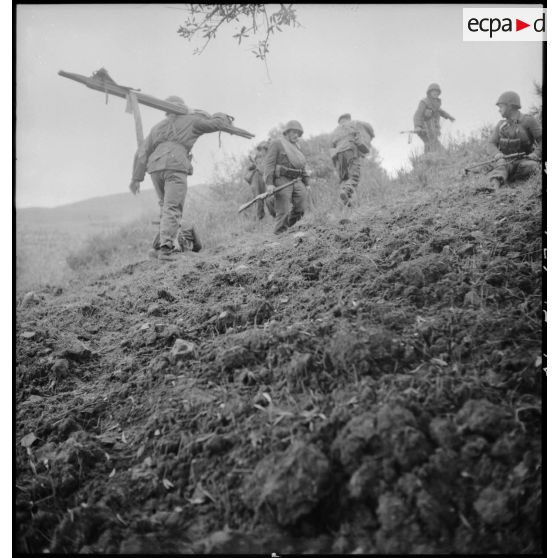 Progression du 9e RZ (régiment de zouaves) équipé d'une civière lors d'une opération en Kabylie.