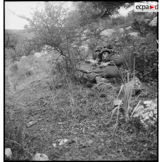 Des éléments du 9e RZ (régiment de zouaves) sont postés dans les buissons lors d'une opération en Kabylie.