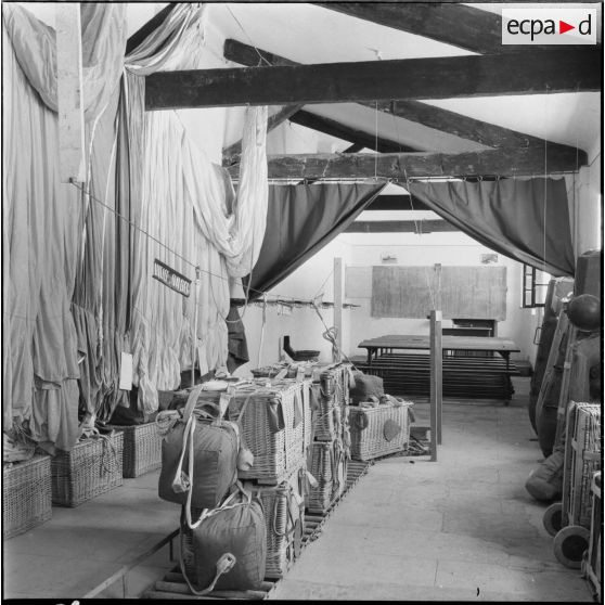 Atelier de pliage de parachutes et salle d'instruction sur bac à sable à Sétif.