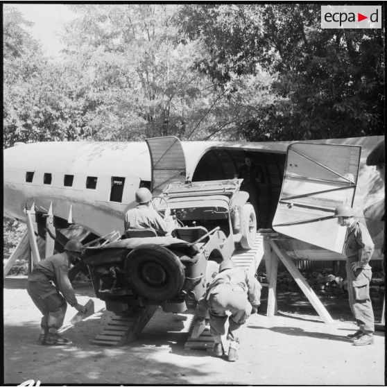 Embarquement d'une jeep sur caisson simulateur d' avion de transport expediter C45 à Sétif.