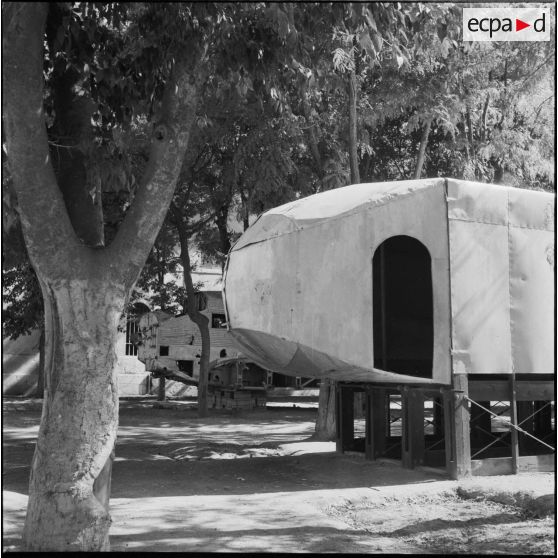 Embarquement d'une jeep sur caisson simulateur d' avion de transport expediter C45 à Sétif.