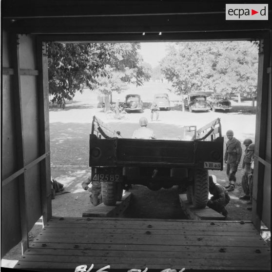 Embarquement d'une jeep sur caisson simulateur d' avion de transport expediter C45 à Sétif.