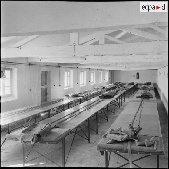 Atelier de pliage et de stockage de parachutes à Sétif.