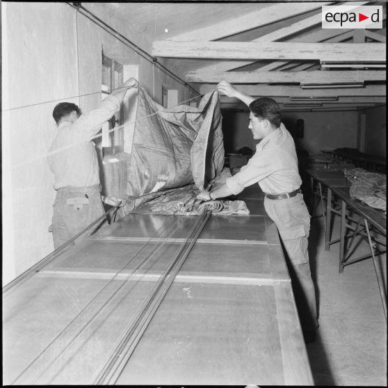 Atelier de pliage et de stockage de parachutes à Sétif.