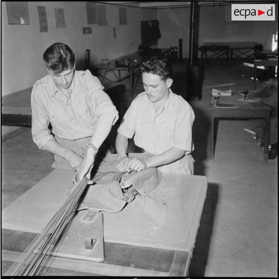 Atelier de pliage et de stockage de parachutes à Sétif.