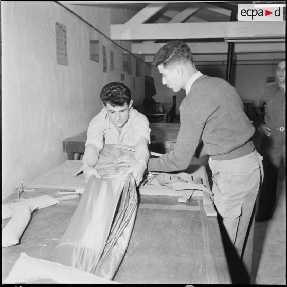 Atelier de pliage et de stockage de parachutes à Sétif.