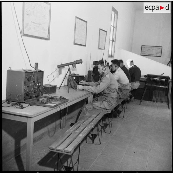 Salle d'instruction des transmissions du 15e RTS à Constantine.