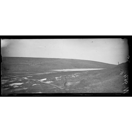 Région du Fort de Vaux. Etang de Vaux. A droite côte 349, à gauche Bois Fumin. [légende d'origine]