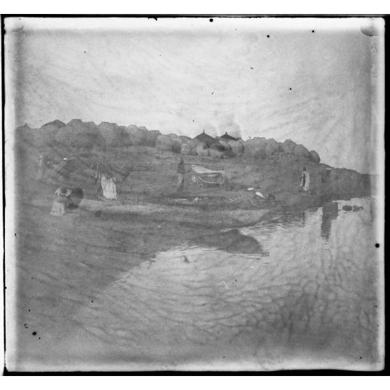 Réparation de pirogue à Bécé, vue de Margomidié. [légende d'origine]