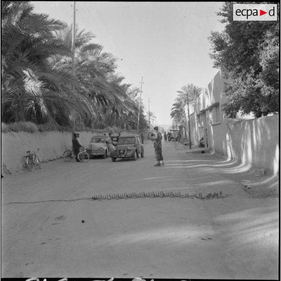 Herse de barrage routier dressé dans une rue de Biskra pour contrôle de la circulation.