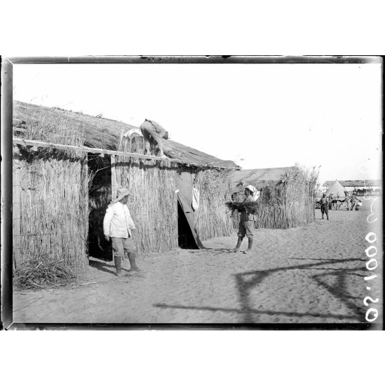 Près d'Ismaïlia. Le camp de Ferry-Post. Construction de hangars. [légende d'origine]