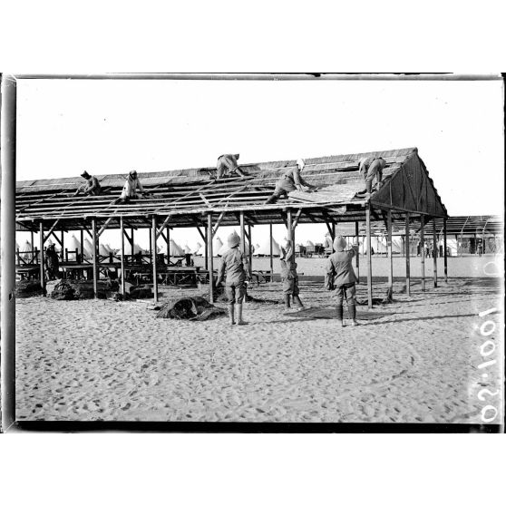 Près d'Ismaïlia. Le camp de Ferry-Post. Construction de hangars. [légende d'origine]