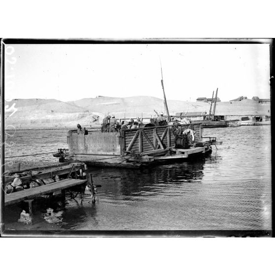 Près  d'Ismaïlia. Sur le canal de Suez. Le bac d'Ismaïlia à Ferry-Post. [légende d'origine]