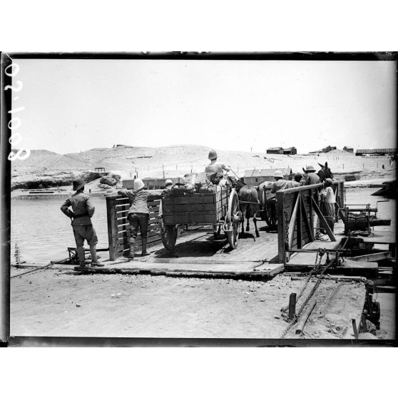 Près  d'Ismaïlia. Sur le canal de Suez. Le bac d'Ismaïlia à Ferry-Post. [légende d'origine]