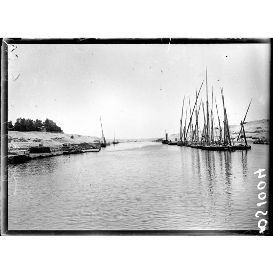 Près  d'Ismaïlia. Le canal. A gauche, l'hôpirtal Saint-Vincent. [légende d'origine]