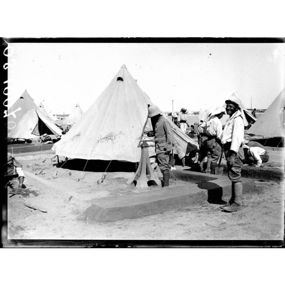 Près  d'Ismaïlia. Camp de Ferry-Post. Tour Eiffel en sable devant une tente. [légende d'origine]