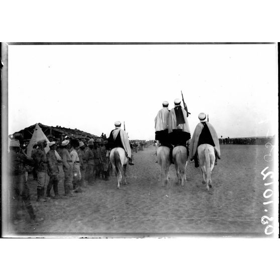 Près  d'Ismaïlia. Camp de Ferry-Post. Fantasia de spahis. [légende d'origine]