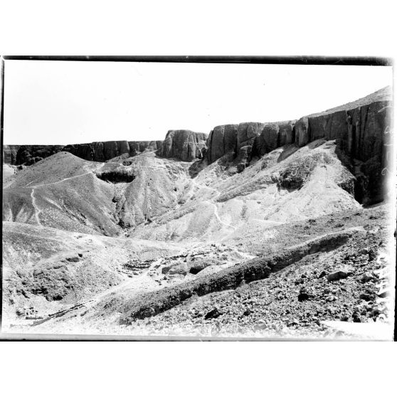 Thèbes. Egypte. La vallée des rois. Entrée du tombeau d'Aménophis II. [légende d'origine]