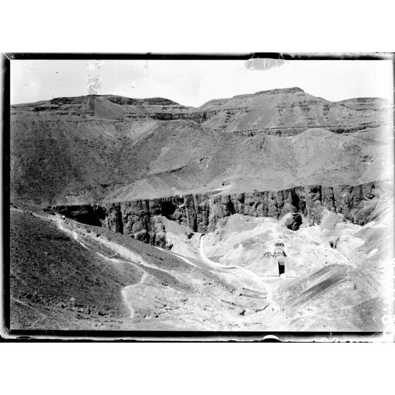 Thèbes. Egypte. La vallée des rois. Ensemble. [légende d'origine]