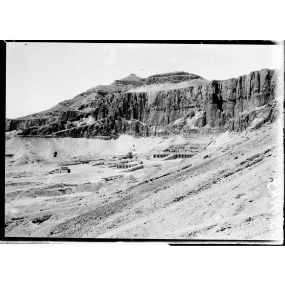 Thèbes. Egypte. Cirque et temple de Deir El Bahri. [légende d'origine]