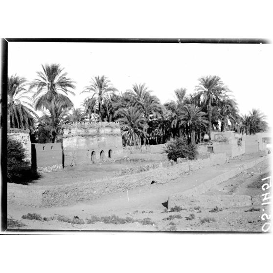 Thèbes. Egypte. Village avec colombier en face de Louqsor. [légende d'origine]