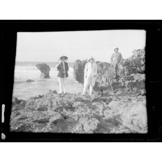 Célina, madame Bouguen et lieutenant Bouguen, près rochers Ankorika. [légende d'origine]