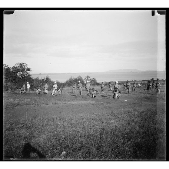 Tireurs au champ de tir. [légende d'origine]