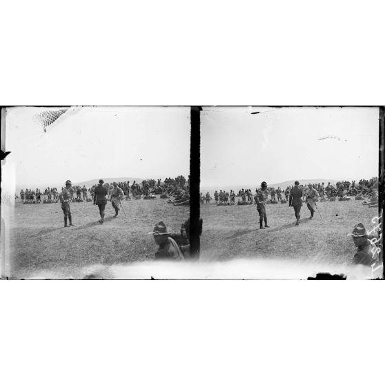 Tréveray, manoeuvre d'infanterie américaine dirigée par des officiers français, le repos après la manoeuvre. [légende d'origine]