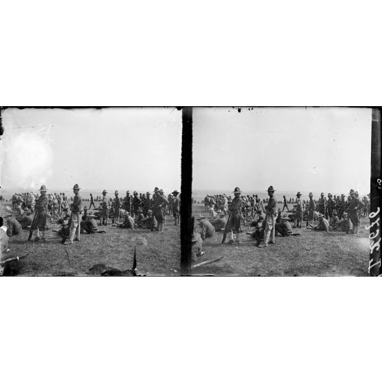 Tréveray, manoeuvre d'infanterie américaine dirigée par des officiers français, le repos après la manoeuvre. [légende d'origine]