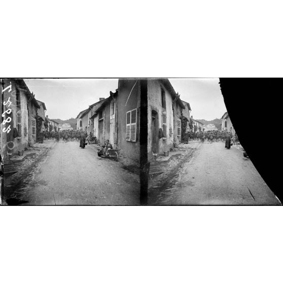 Tréveray, un détachement d'infanterie américaine traverse les rues. [légende d'origine]