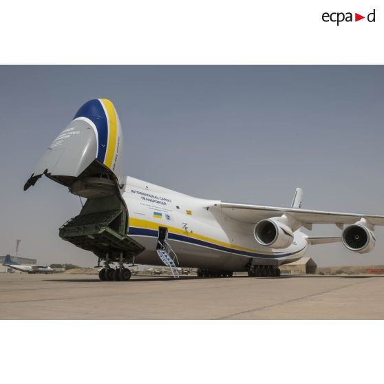 Ouverture de la soute avant d'un avion cargo Antonov An 124-100 sur le tarmac de la base aérienne 172 Fort-Lamy à N'Djamena, dans le cadre d'un déchargement de matériel.