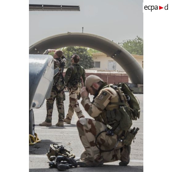 Visite prévol d'un hélicoptère Caracal EC-725 avant un départ en mission depuis la piste de la base aérienne 172 Fort-Lamy à N'Djamena.