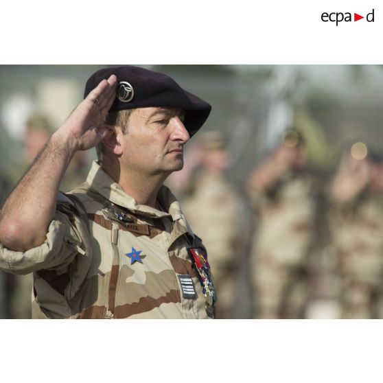 Le colonel Bertrand Lavaux, ancien chef de corps du 13e BCA, salue les couleurs lors d'une cérémonie militaire sur la Base aérienne 172 Fort-Lamy à N'Djamena.