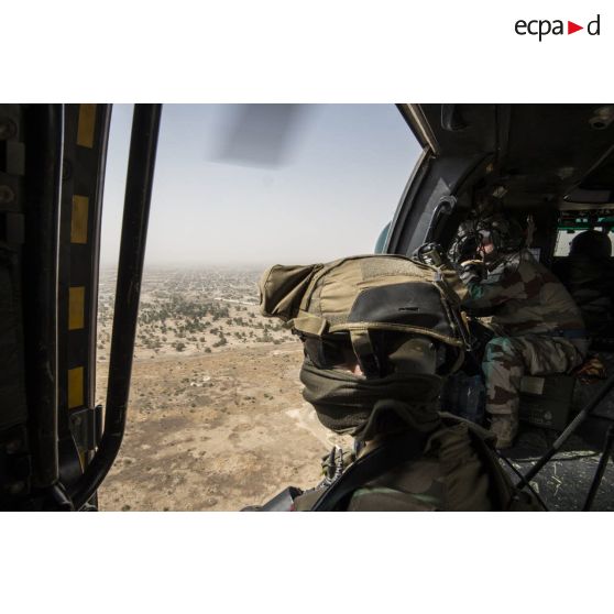 Equipage d'un hélicoptère Caracal EC-725 en vol au dessus de la brousse africaine, lors d'une patrouille depuis la base aérienne 172 Fort-Lamy à N'Djamena.