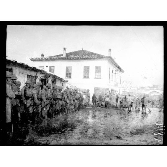 Miroski. 4 décembre 1915, 8h du matin. Le 45e d'infanterie débarque après avoir exécuté un mouvement de repli dans la nuit. [légende d'origine]