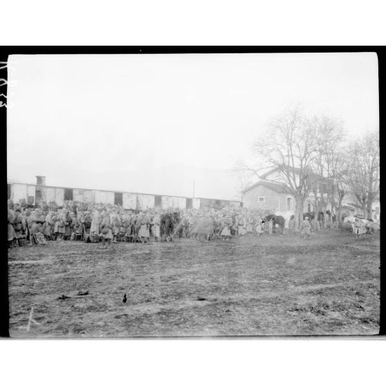 Miroski. Arrivée du 45e d'infanterie qui a quitté Krivolak le dernier. 7h30 du matin - 4 décembre 1915. [légende d'origine]