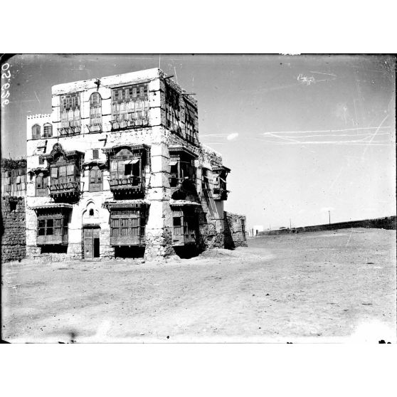 Djeddah (Arabie). Vieille maison, à droite remparts et porte du Chérif. [légende d'origine]