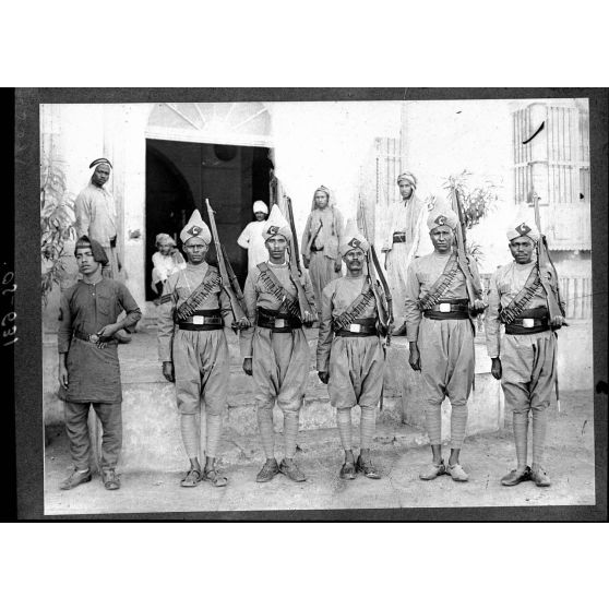 Djeddah (Arabie). Devant la mission anglaise. Soldats soudanais et marin hindou au service de la mission. [légende d'origine]