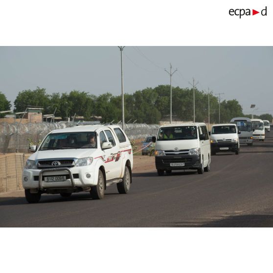 Arrivée de la relève du PCIAT (poste de commandement interarmées de théâtre) Barkhane au camp Kosseï de N'Djamena (Tchad). Arrivée de l'échelon routier acheminant la relève en convoi.