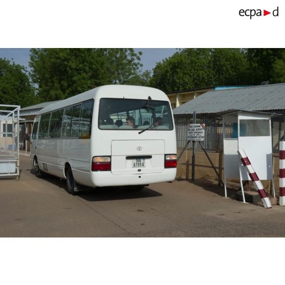 Arrivée de la relève du PCIAT (poste de commandement interarmées de théâtre) Barkhane au camp Kosseï de N'Djamena (Tchad). Passage au poste de sécurité de la BA 172 (base aérienne) Sergent-chef Adji Kossei de l'échelon routier acheminant la relève en convoi.