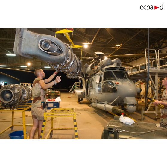 Changement de deux moteurs par les mécaniciens sur un hélicoptère Caracal EC-725 de l'escadron 1/67 Pyrénées de la BA 120 (base aérienne), dans un hangar du DetHM (détachement d'hélicoptères de manoeuvre) sur la BA 172 Sergent-chef Adji Kossei à l'aéroport de N'Djamena. Levage d'un moteur Makila 2A.