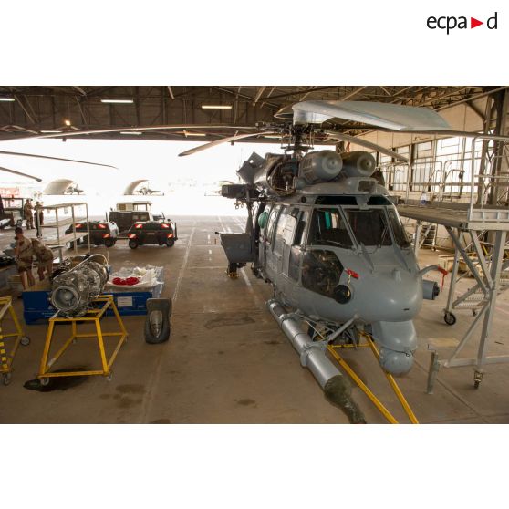 Changement de deux moteurs Makila 2A par les mécaniciens sur un hélicoptère Caracal EC-725 de l'escadron 1/67 Pyrénées de la BA 120 (bas aérienne), dans un hangar du DetHM (détachement d'hélicoptères de manoeuvre) de la force Barkhane sur la BA 172 (base aérienne) Sergent-chef Adji Kossei à l'aéroport de N'Djamena.