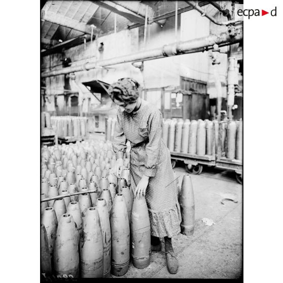 Lyon (Rhône). Usine Gillet Frères. Quai de Serin. Vérification des obus de 155. Juin 1917. [légende d'origine]