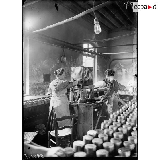 Lyon (Rhône). Usine Gillet Frères. Quai de Serin. Vernisseuses au travail. [légende d'origine]