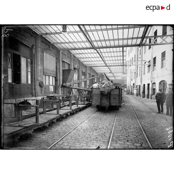 Lyon (Rhône). Usine Gillet Frères. Quai de Serin. Prisonniers allemands déchargeant des obus. [légende d'origine]