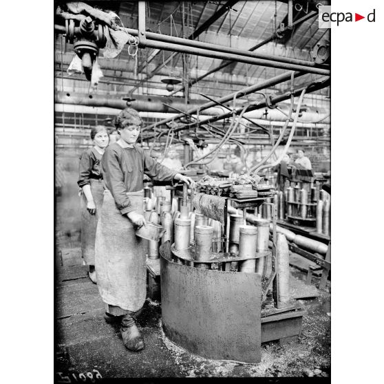 Lyon (Rhône). Usine Gillet Frères. Quai de Serin. Soudure de la plaque de culot. [légende d'origine]