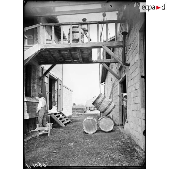 Sorgues-sur-l'Ouvèze (Vaucluse). Fabrique d'aquinite pour les gaz asphyxiants. Tonneaux de chlorure de chaux montés aux malaxeurs. Juin 1917. [légende d'origine]