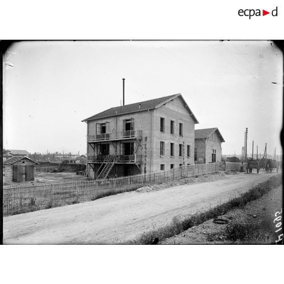 Sorgues-sur-l'Ouvèze (Vaucluse). Fabrique d'aquinite pour les gaz asphyxiants. L'usine. [légende d'origine]