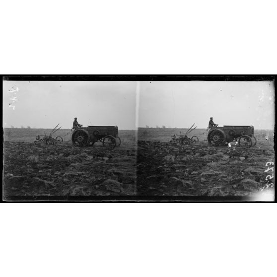 Environs de Noyon, Oise, tracteur agricole en service. [Légende d'origine]